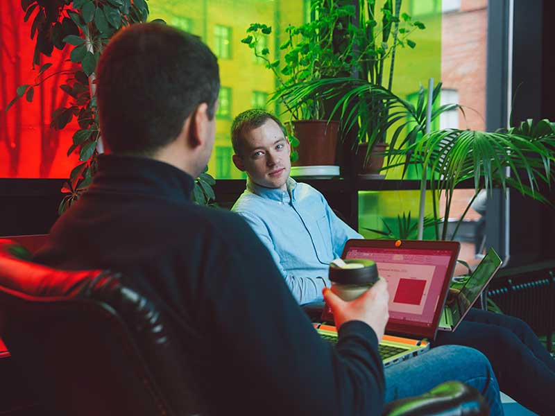 Profesionales conversando durante una sesión de consultoría